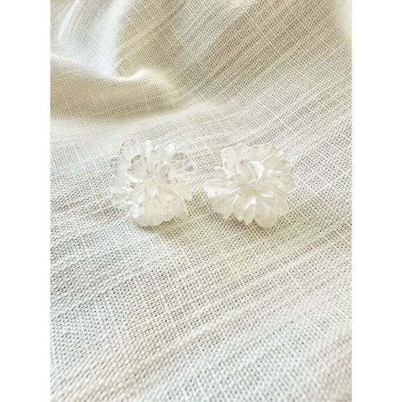 Pearlescent white flower stud earrings ￼ - Picture 1 of 2
